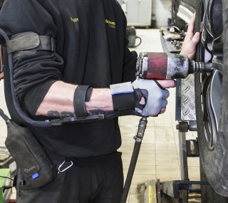 Bioservo säljer en motoriserad handske, "servohandske", med sensorer och artificiella senor som tillför handen extra kraft utifrån handens rörelser.